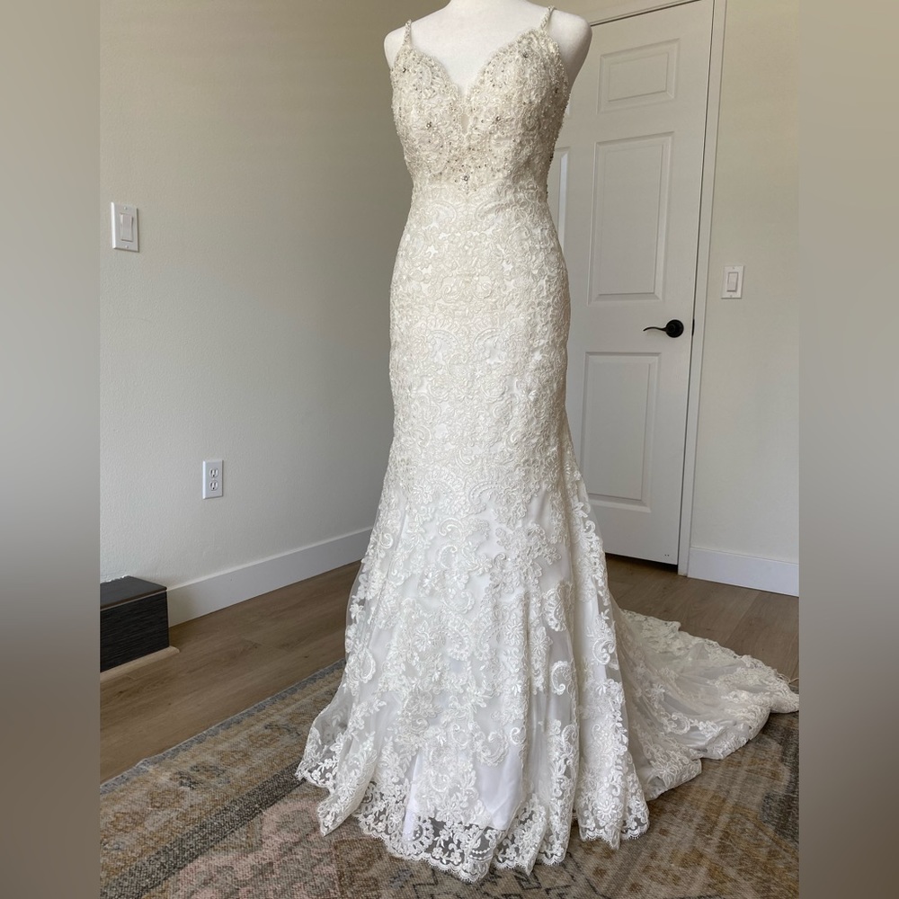 Samila of Seattle wedding dress NWOT. Size 0-2. Beautiful lace detail with train